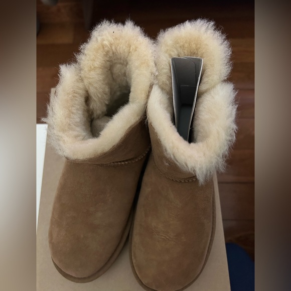 NEW UGG’s Mini Bailey Button II - Picture 4 of 8
